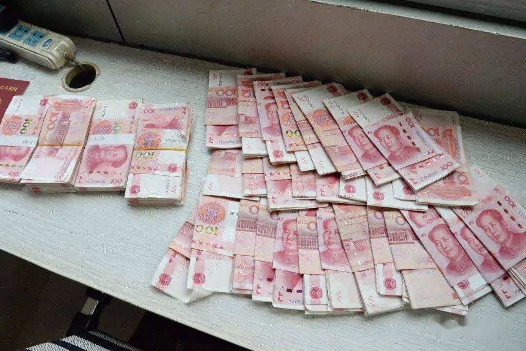 昨天,三明动车站一垃圾桶旁,惊现70000元现金!