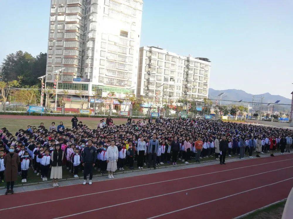 2月22日上午,大埔县田家炳实验中学5000多名师生齐聚在升旗广场,以