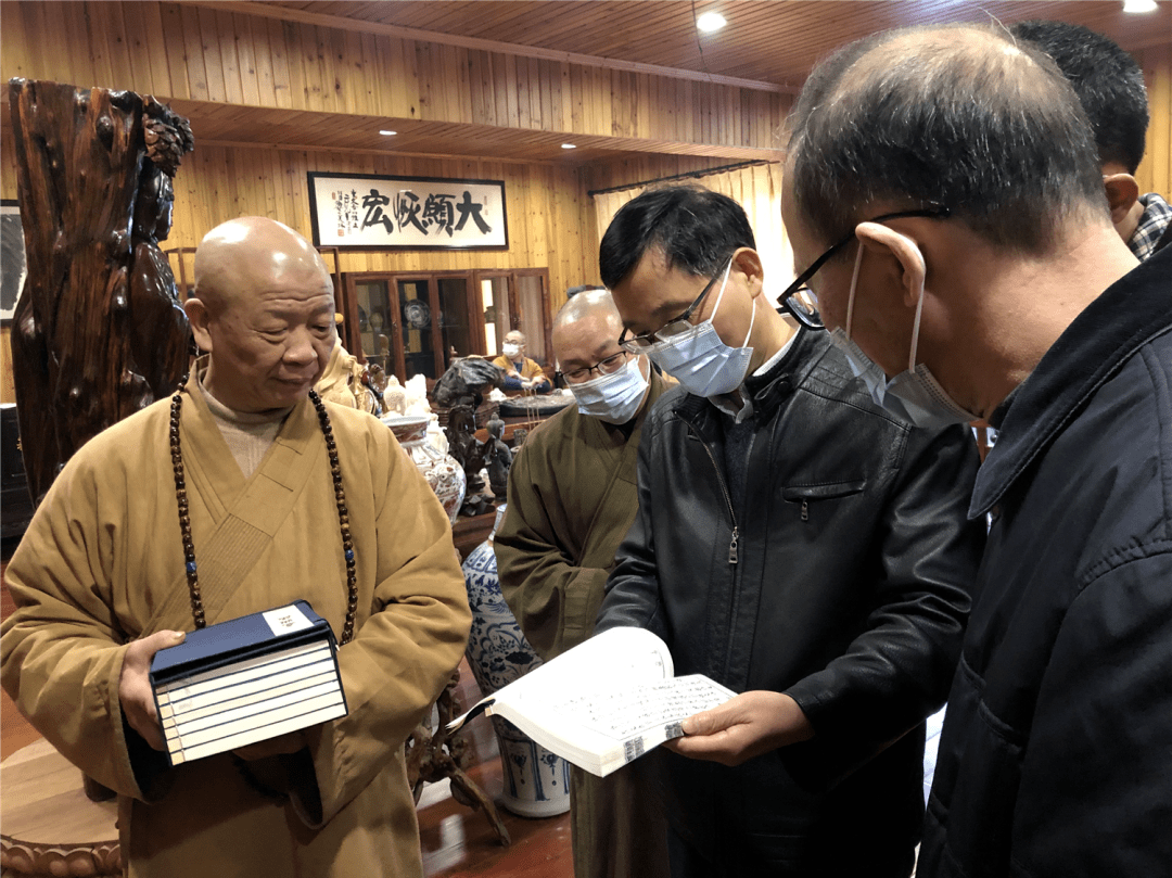 沈建华副主任一行在精严讲寺方丈峙宇法师的陪同下,实地查看了寺院