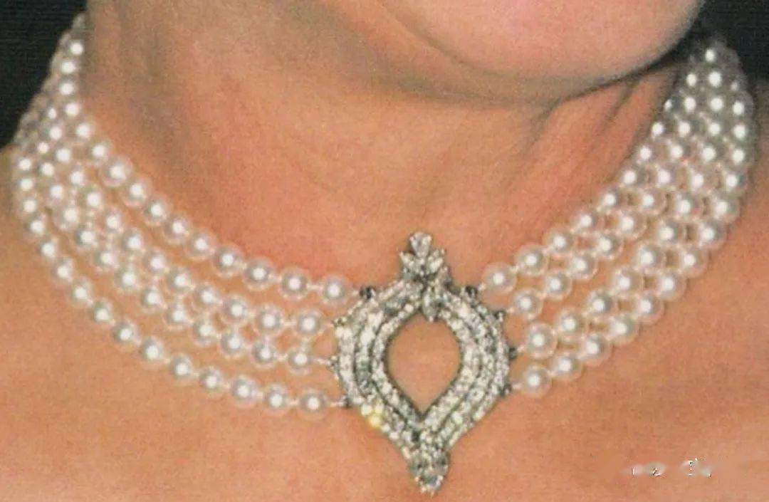 1983 年,英国女王曾佩戴这条珍珠项链出访孟加拉国.