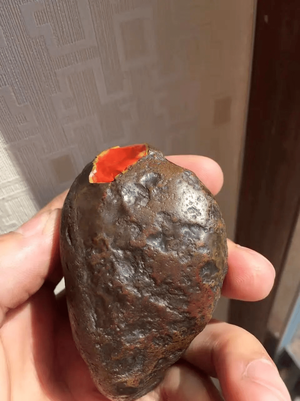 南红的原石经过长久岁月的打磨与氧化之后,表层会包裹着一层光亮而