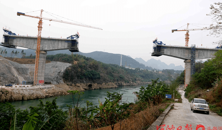 遥望建设中的贵南高铁红渡红水河双线特大桥.