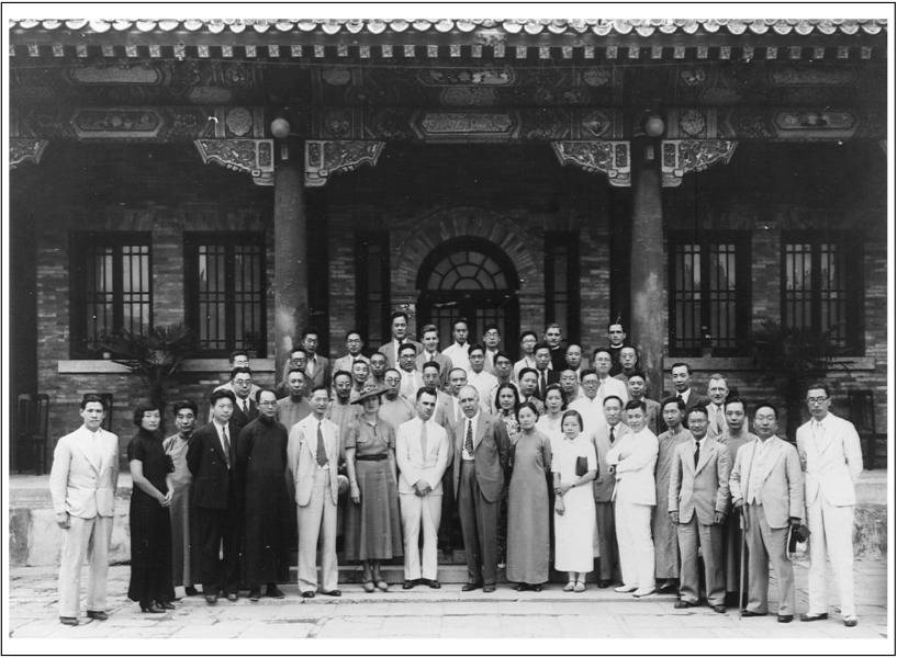 1937年,玻尔(前排中)访问中国时与当地物理学家合影.