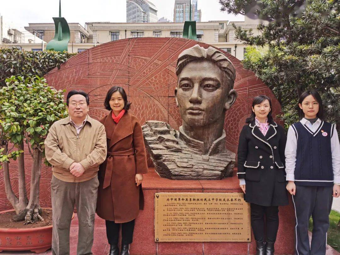 2月23日上午留影于民立中学殷夫烈士纪念广场.