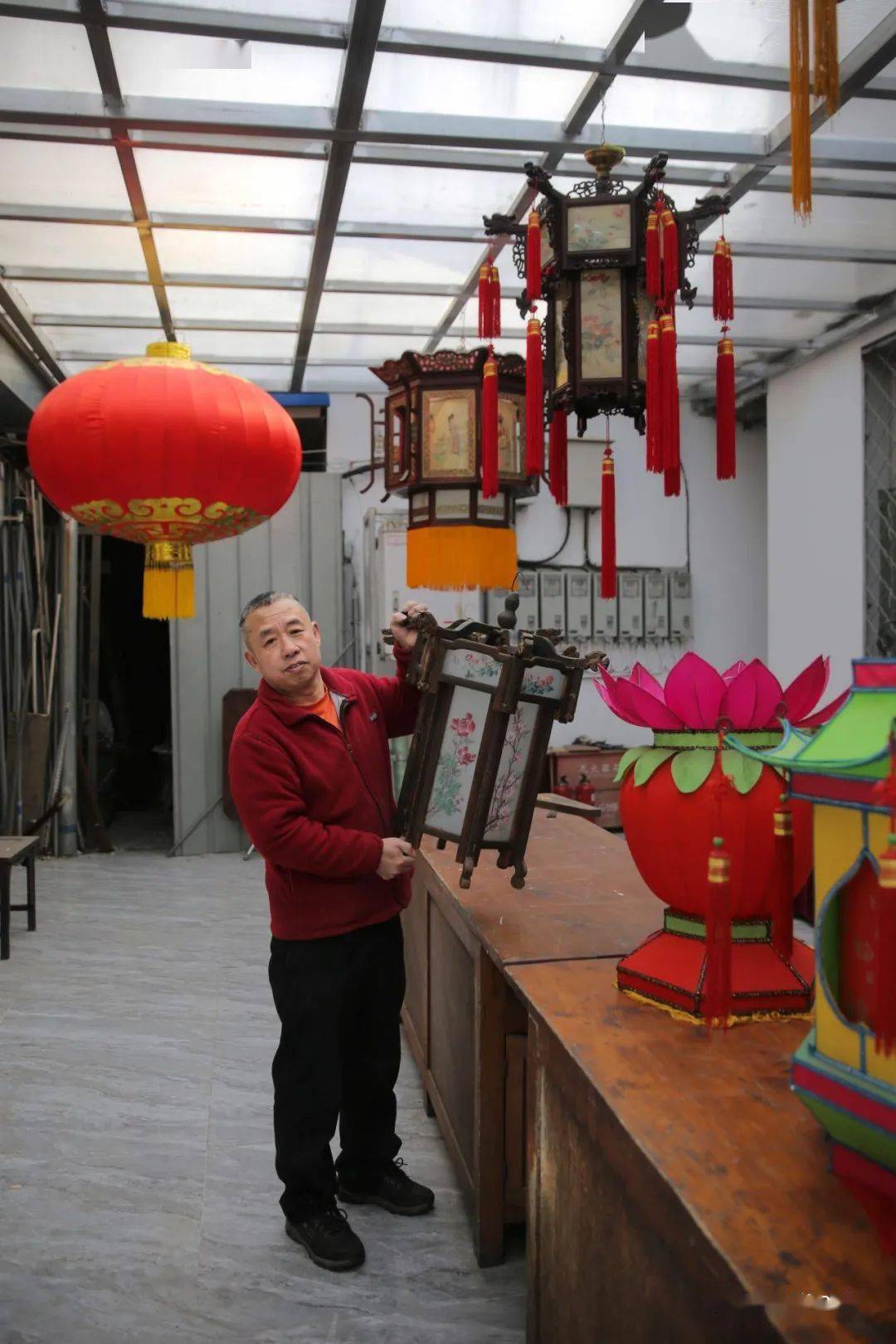 北京市美术红灯厂,宫灯师傅郭燕青.新京报记者 郑新洽 摄
