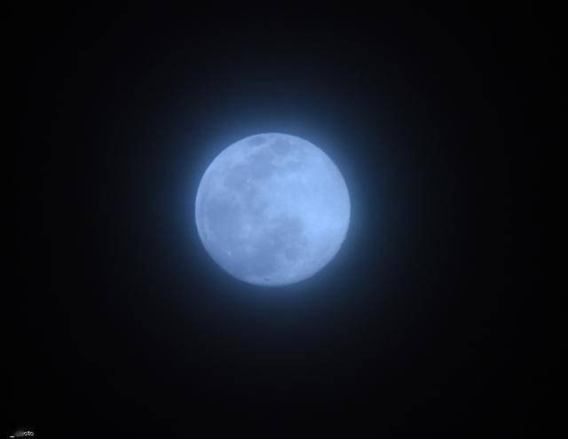 在山东省荣成市三环嘉苑拍摄的正月十五薄云中透出的月亮