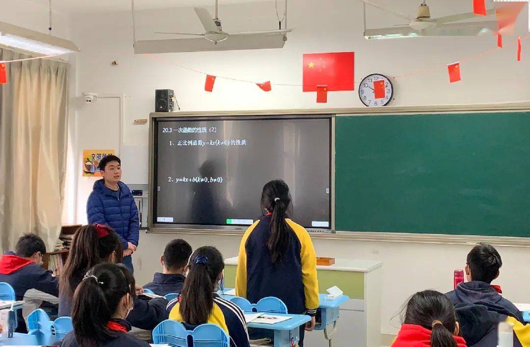 立足讲台展风采磨练技能促成长上海市泾南中学美好课堂实践探究