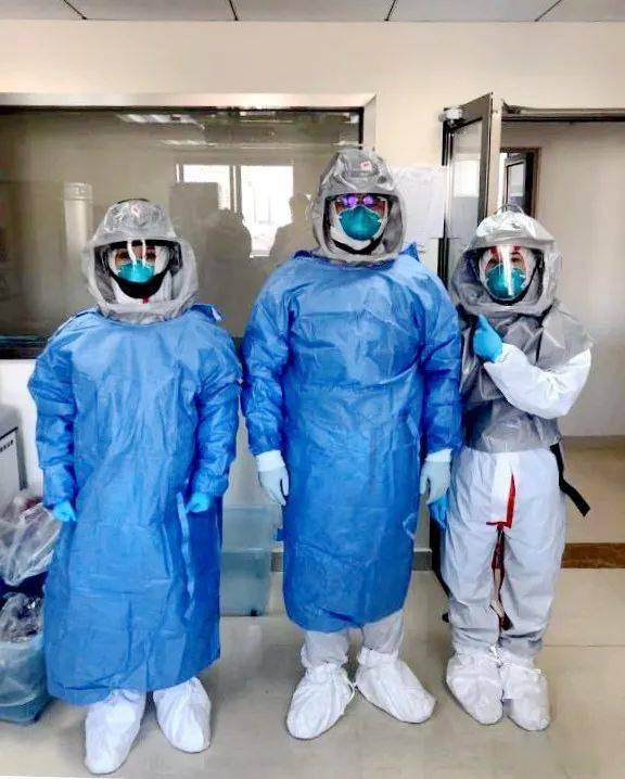 蔡明毅和队员们每天都会穿着  4层防护服进入到实验室与病毒近距离"