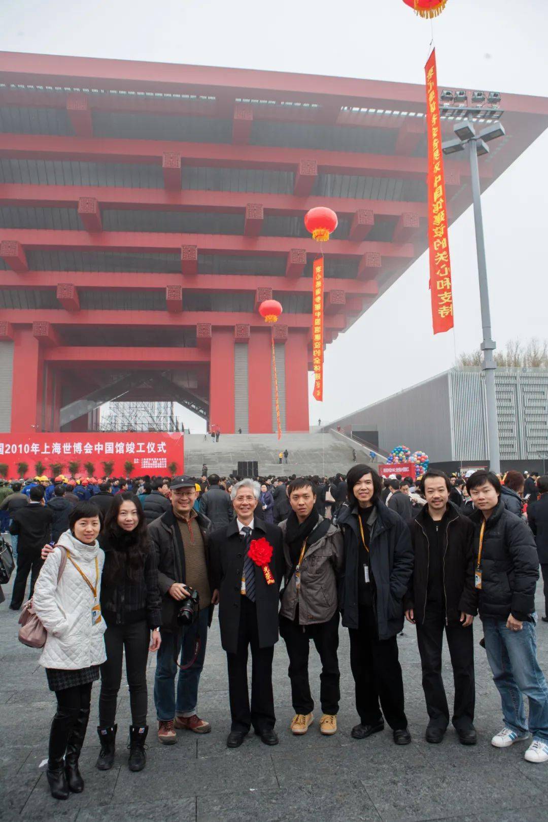 在2010上海世博会中国馆首层景观设计中,为呼应建筑"东方之冠,鼎盛