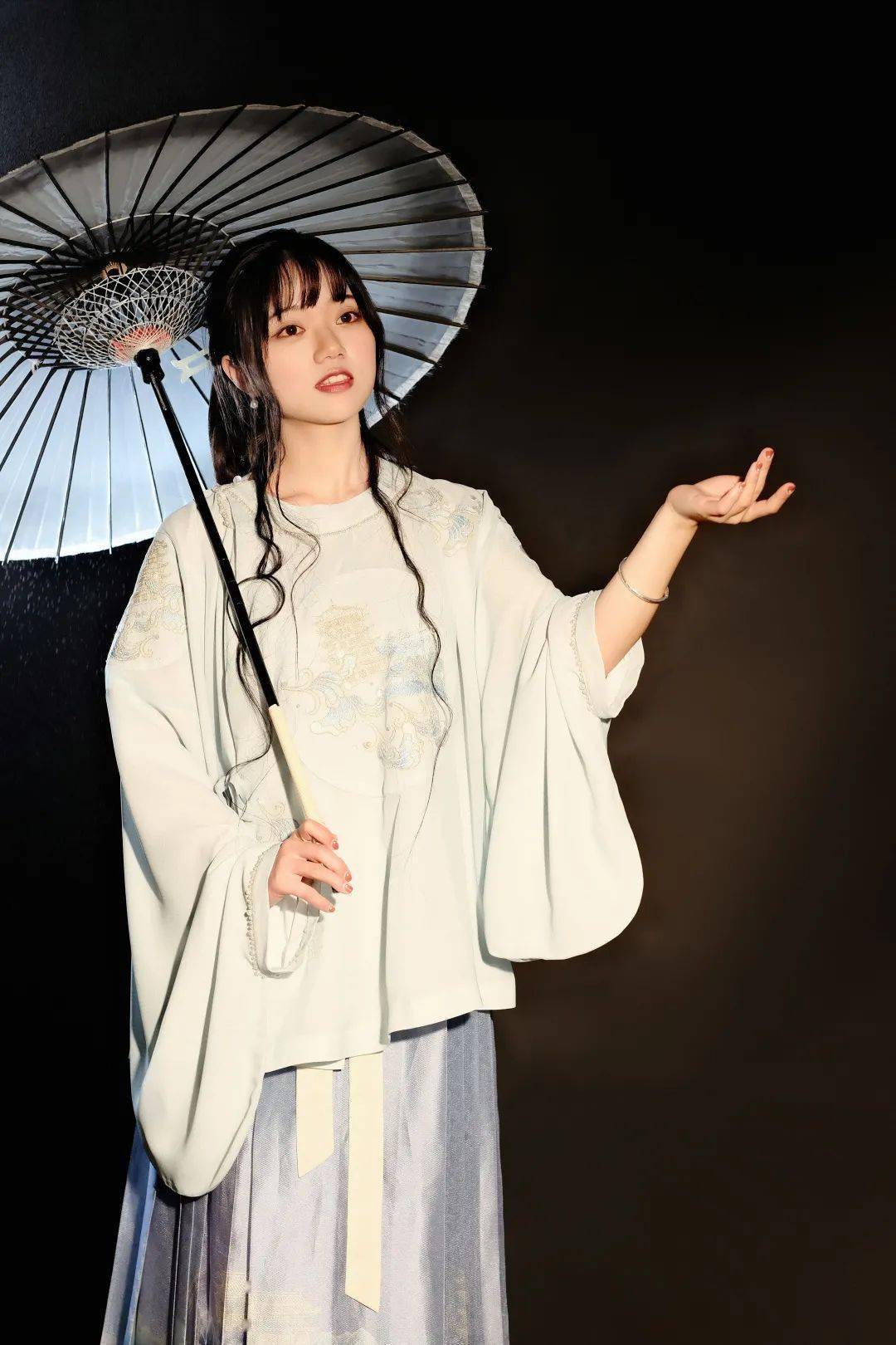 惊蛰特辑 | 关晓彤撑伞美哭!汉服撑伞造型干货