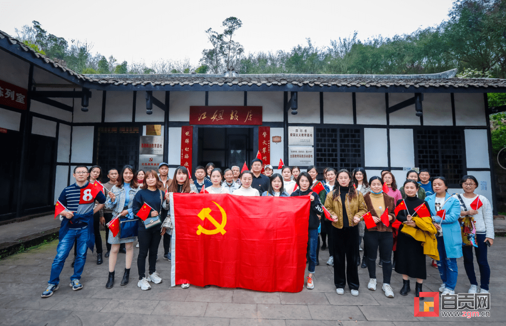 在江姐故居,全体党员干部职工接受了党史学习教育,聆听革命先烈的先进