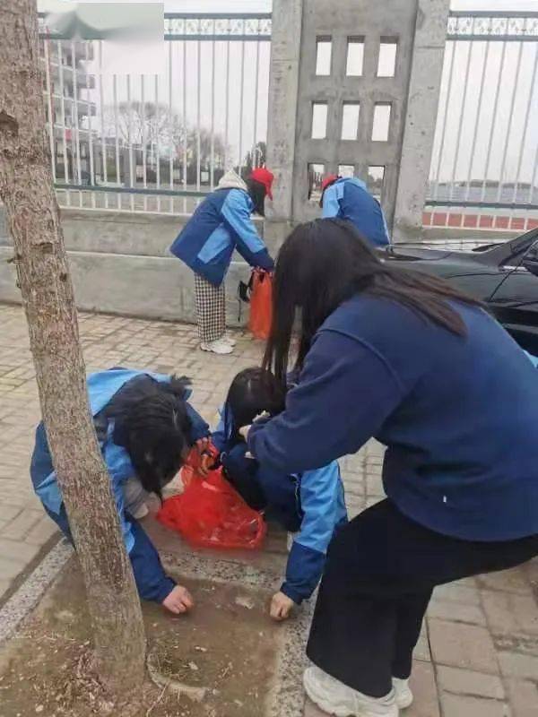 巢湖市烔炀中学开展"弘扬雷锋精神,参与志愿服务"公益