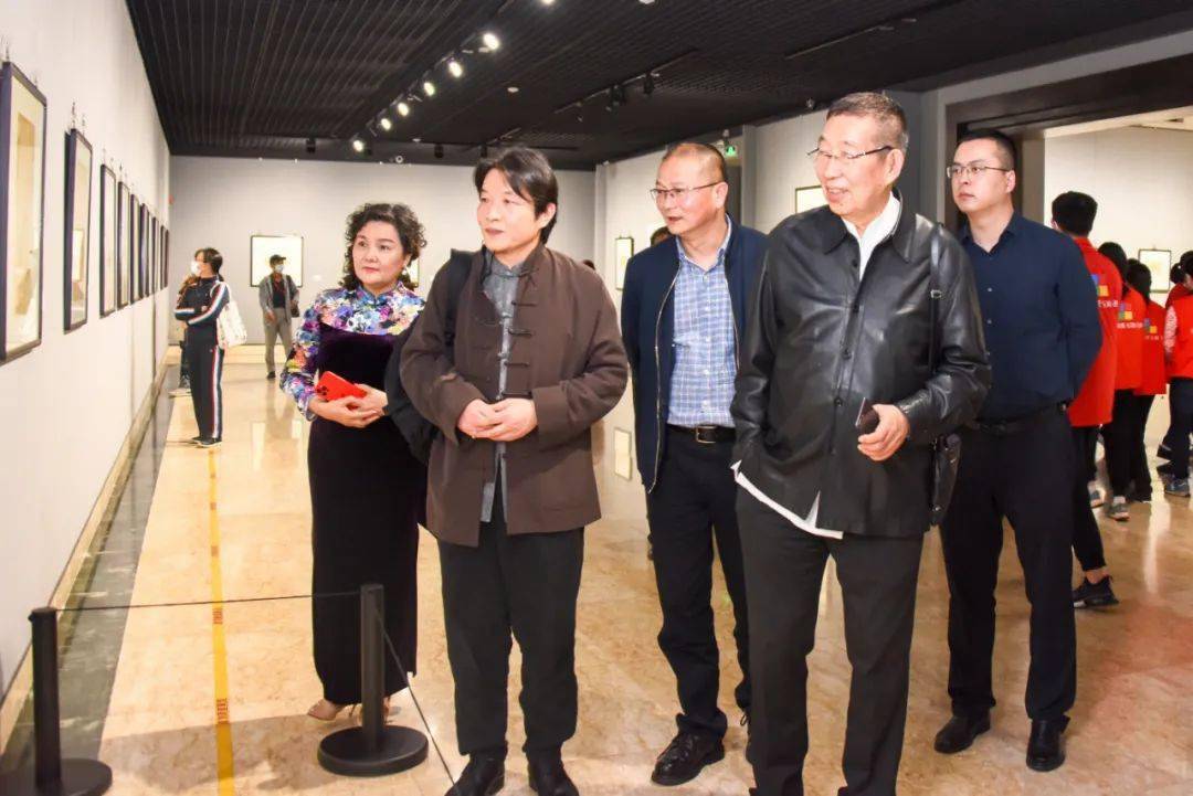 嘉宾合影 展览现场 常熟博物馆馆长吴文雄为观众介绍作品 常熟博物馆