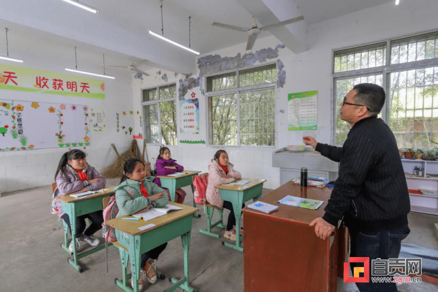 荣县这所只有13名孩子的学校,升国旗,开学典礼.一样都不少_小学