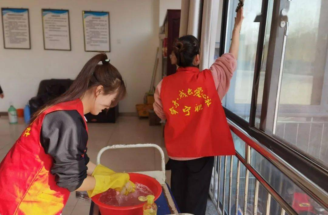 学雷锋,我们在行动!宁职志愿者,这样温暖你