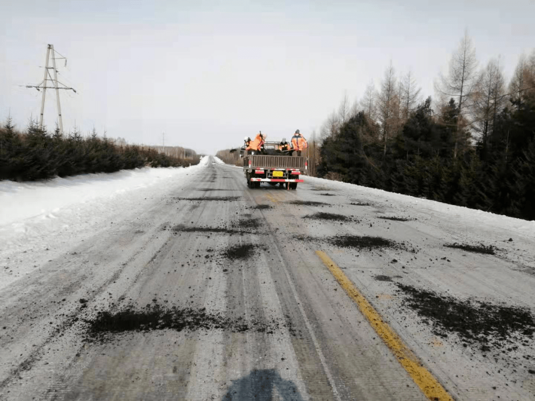 6日上午,公路管理站一边紧急出动清雪车辆清理路面积雪,一边组织30余