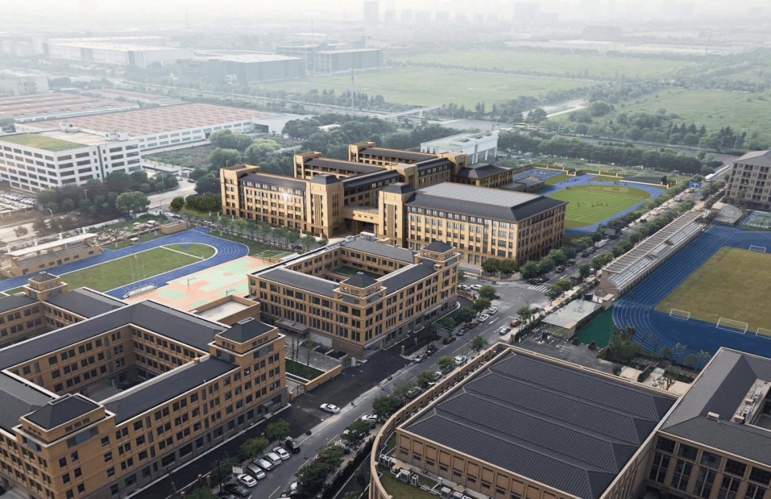 钱塘新区19号大街以东,秋潮路以西,22号大街以北,计划新建18班中学