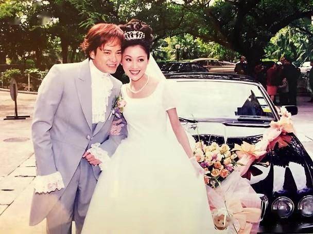 日前,90年当红花旦梁小冰在社交平台上晒出了与老公陈嘉辉当年结婚的