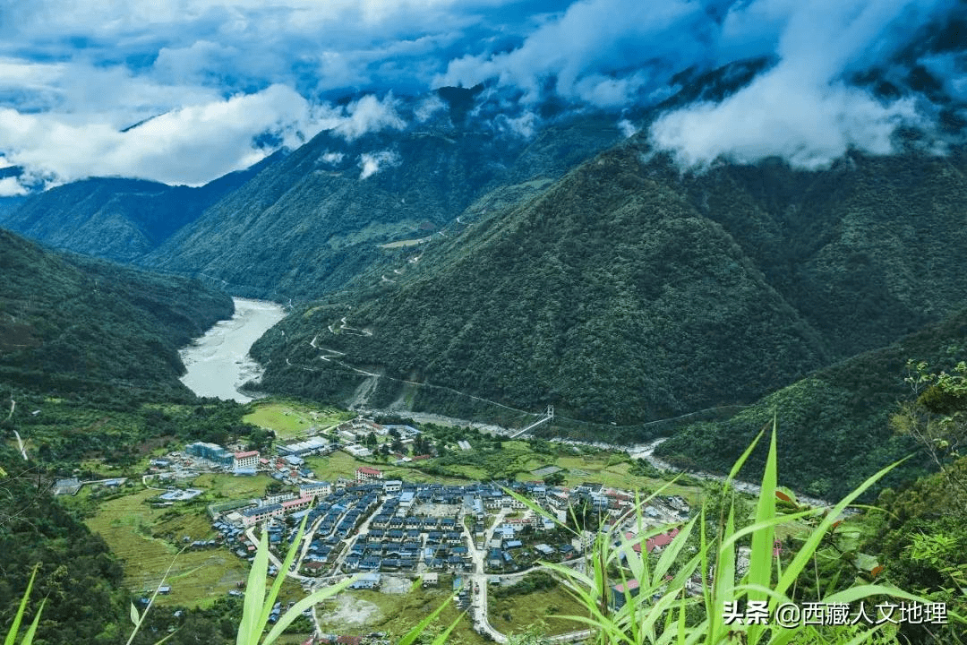 ▼墨脱被崩乡全景.