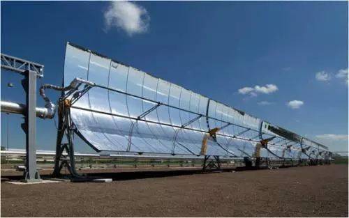 下图为一个槽式太阳能热发电系统.