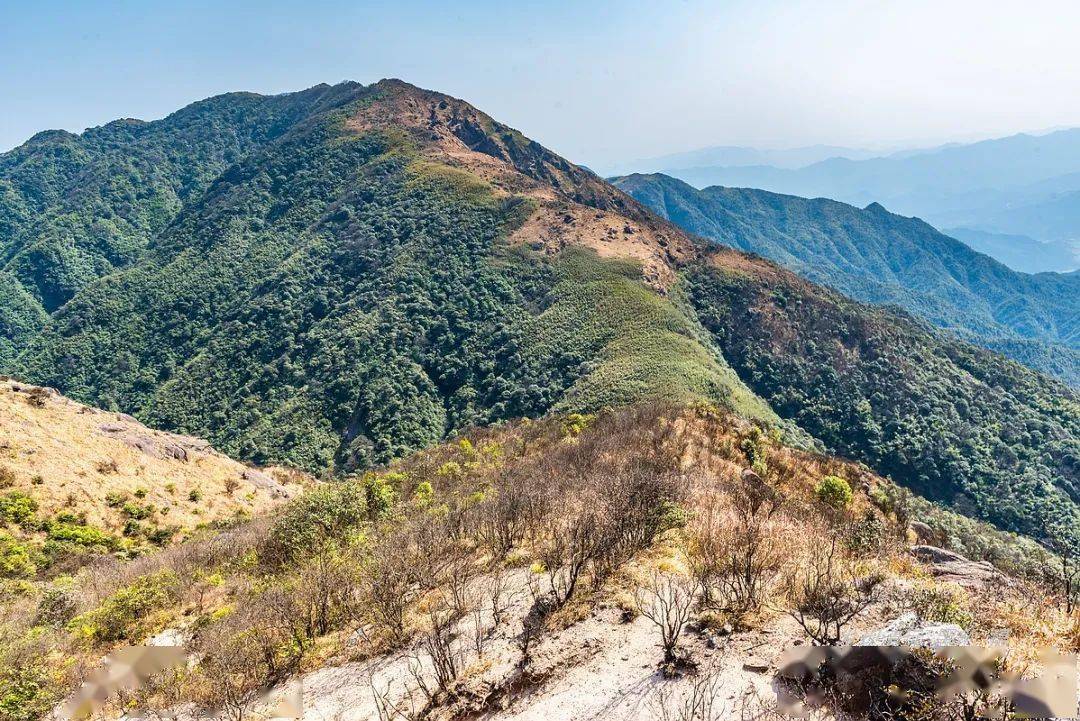 徒步登顶大龙山主峰红泥埒行走广东最壮美山脊线