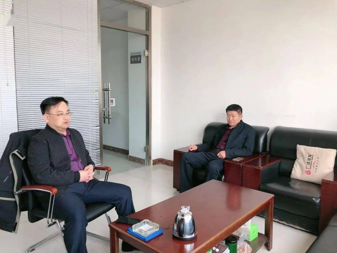 发展区办事处副主任,冯家社区党委书记韩俊杰调度西坡社区重点项目