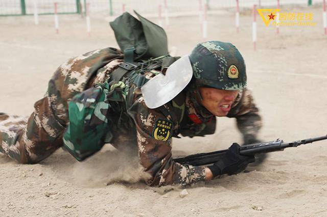武警北京总队开展单兵综合演练 硝烟味十足