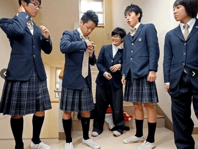 男孩子能穿裙子,女孩子能穿裤子,可能这就是日本校服的未来了!