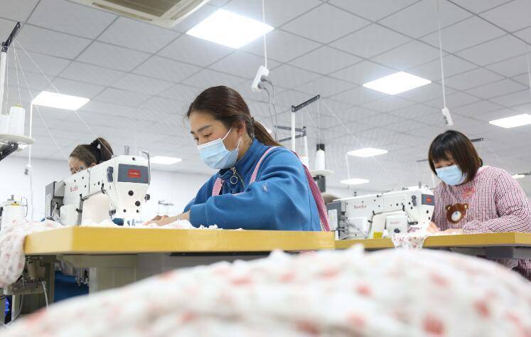 3月13日,邢台市南和区阎里乡宋台村村民在一家服装加工厂工作.