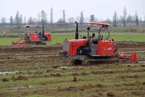 3月12日,在江西省南昌县蒋巷镇大田农社的种植基地,两台无人旋耕机