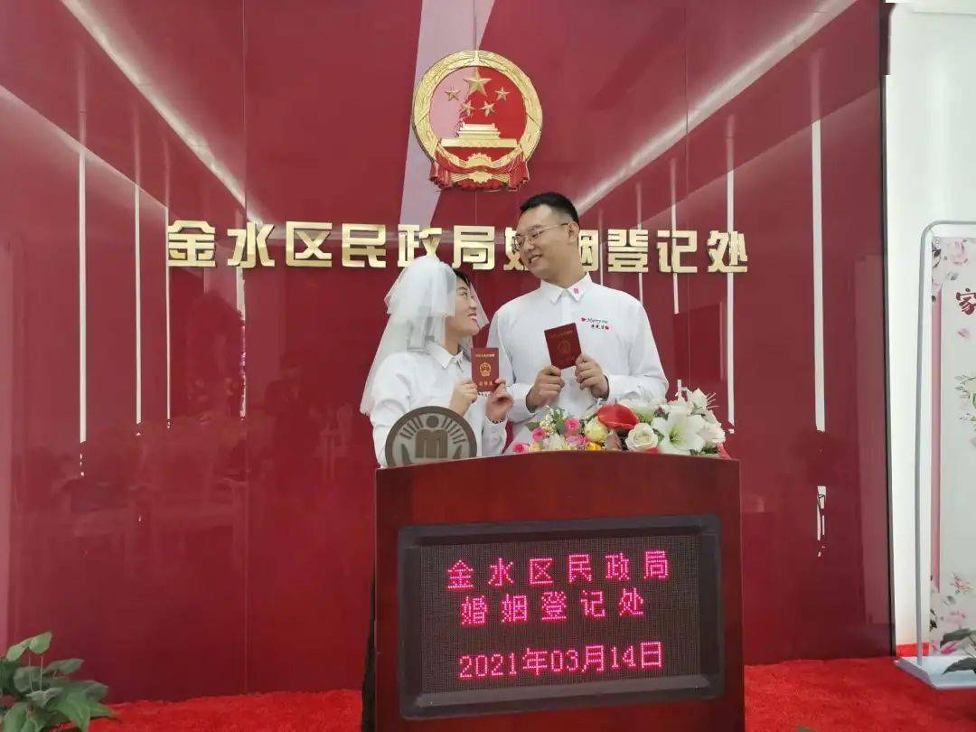 当"龙抬头"遇到"一生一世 郑州加班办理婚姻登记幸福爆棚