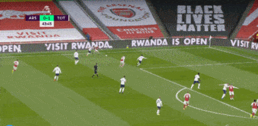 后被桑切斯踢倒,主裁判判罚点球,拉卡泽特亲自主罚命中,阿森纳2-1热刺