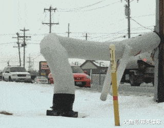 搞笑GIF: 这操作别人也是学不来