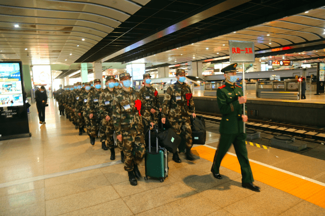 武警北京总队执勤一支队迎新兵将到天安门广场地区执勤