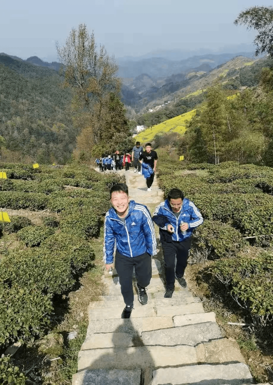 参赛选手们来到歙县,在春日的阳光下,开始了文昌古道的翻山登高之旅.