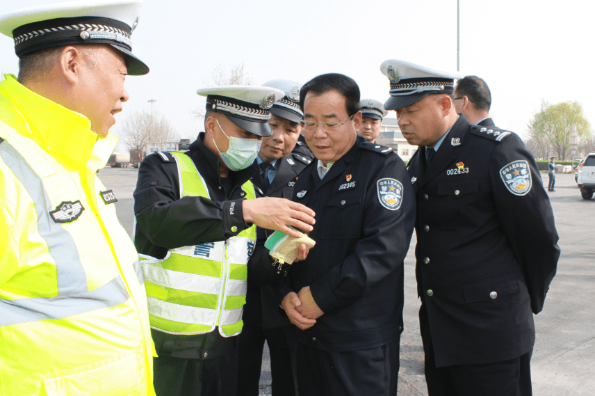 咸阳市交警支队支队长上官鹏强深入辖区一线督查逢五统一行动