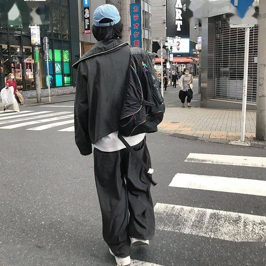 背影照 完整展示全身从帽子,衣服到球鞋的穿搭.