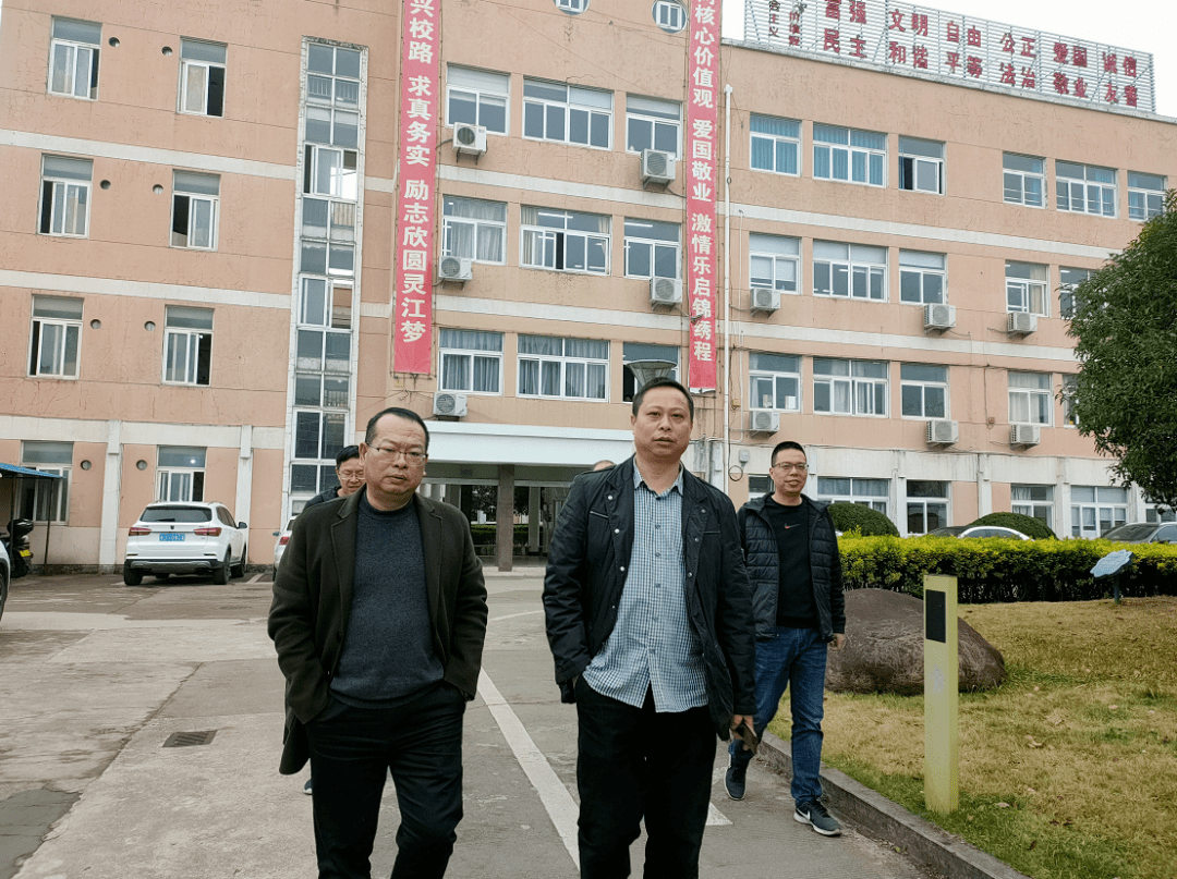 市教育局党委副书记刘有文一行莅临灵江中学检查指导工作
