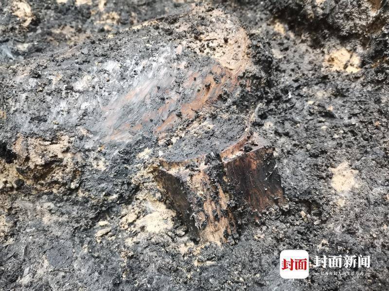 这件玉琮制作工艺和保存状况不是很好,有灼烧过的痕迹.