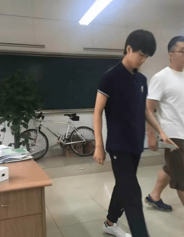 王俊凯16岁生活照曝光,背着书包少年感十足,干饭人形象太真实