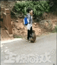 正惊gif:真男人,就应该直面广场舞大妈,一个操作惊呆众人!
