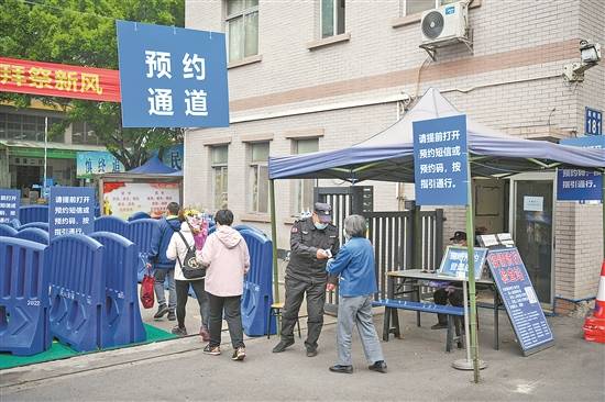 广州市火葬场入口,已预约拜祭的市民出示预约信息,测温后进入 羊城
