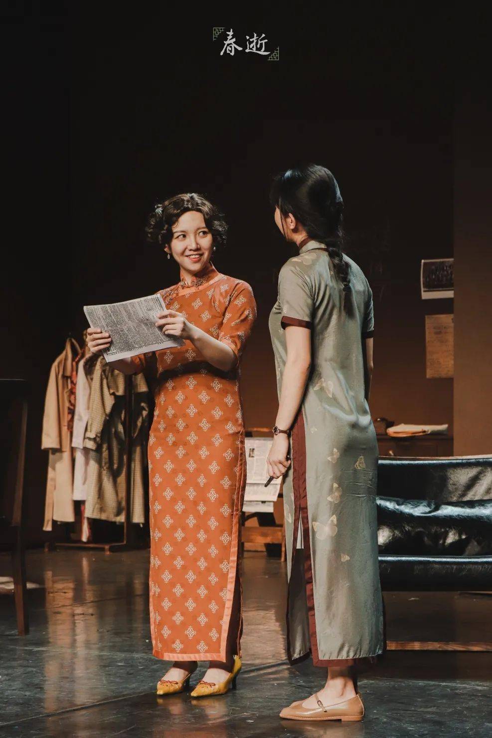 《春逝》中两位女主的旗袍定妆照"你很难想象,在现在这样一个商业化