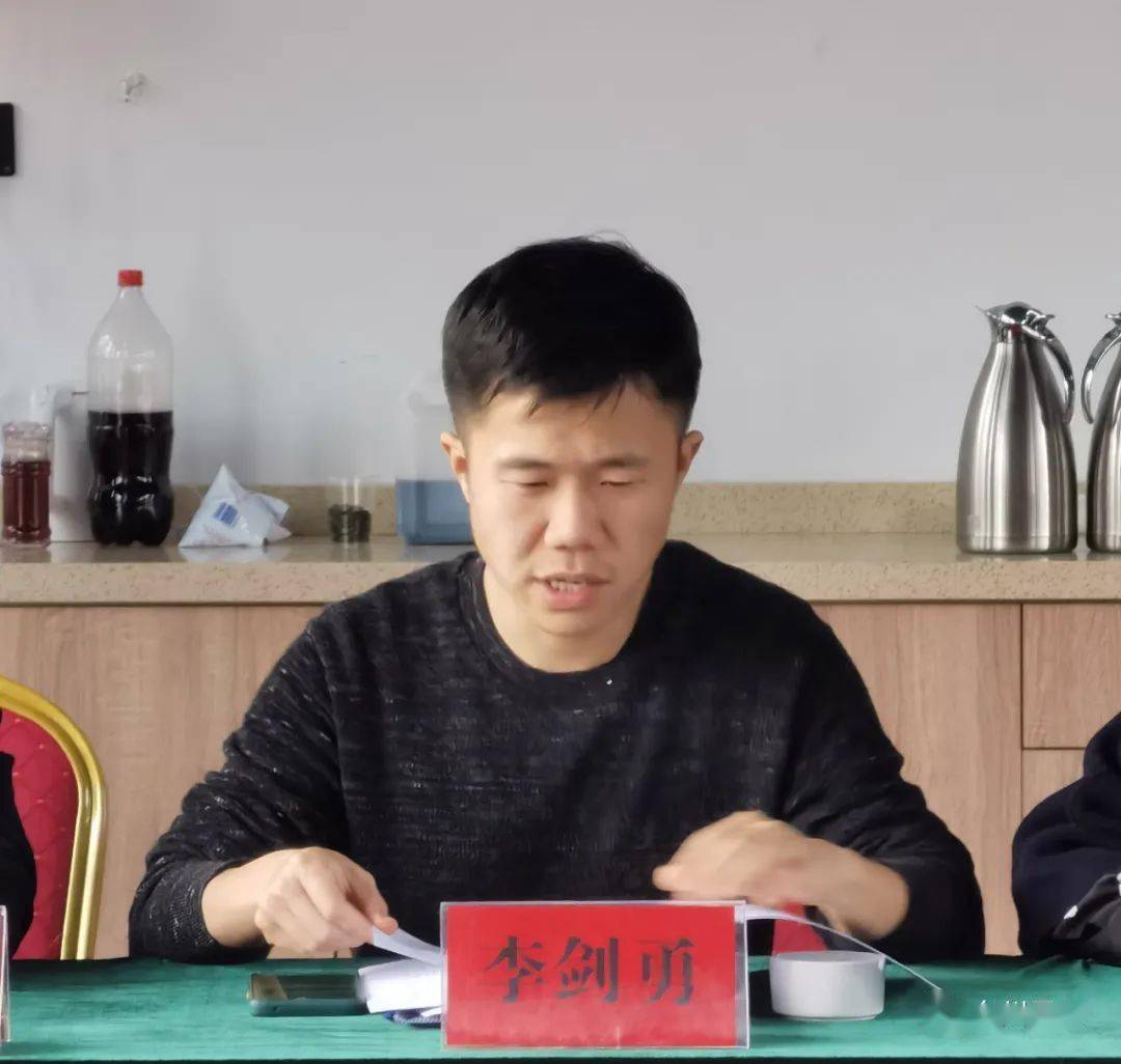 其次,李剑勇委员带领大家学习全国"两会"精神.