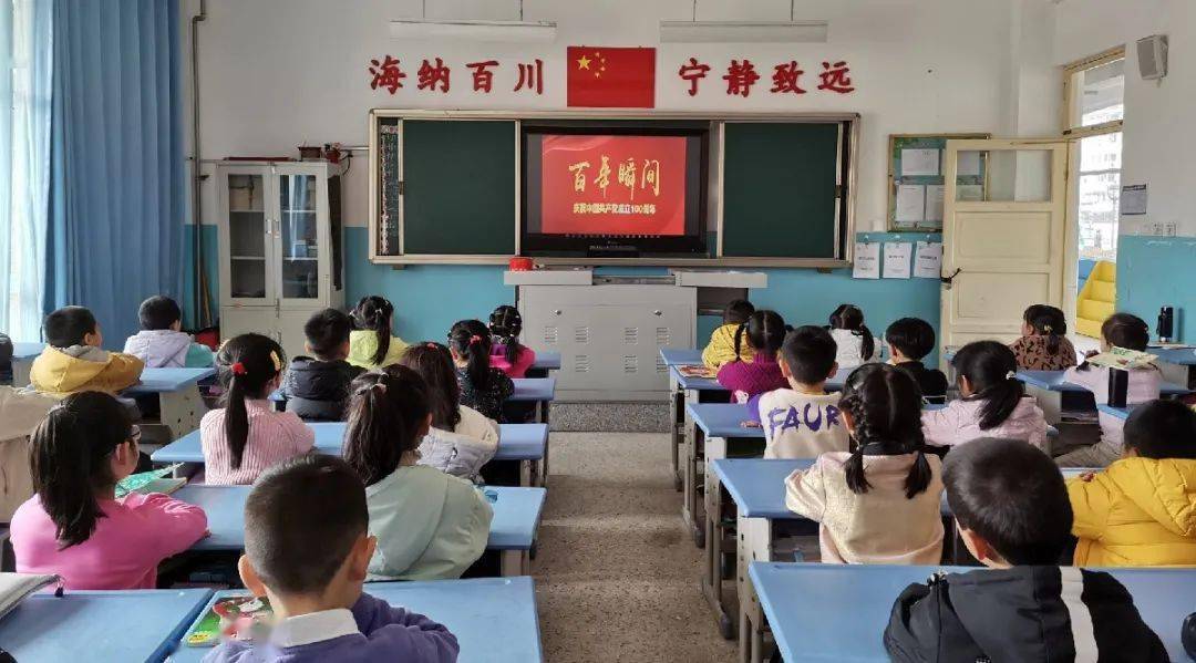 开学典礼之后,班主任老师们围绕"做中华奋发少年"主题,在各班级讲授