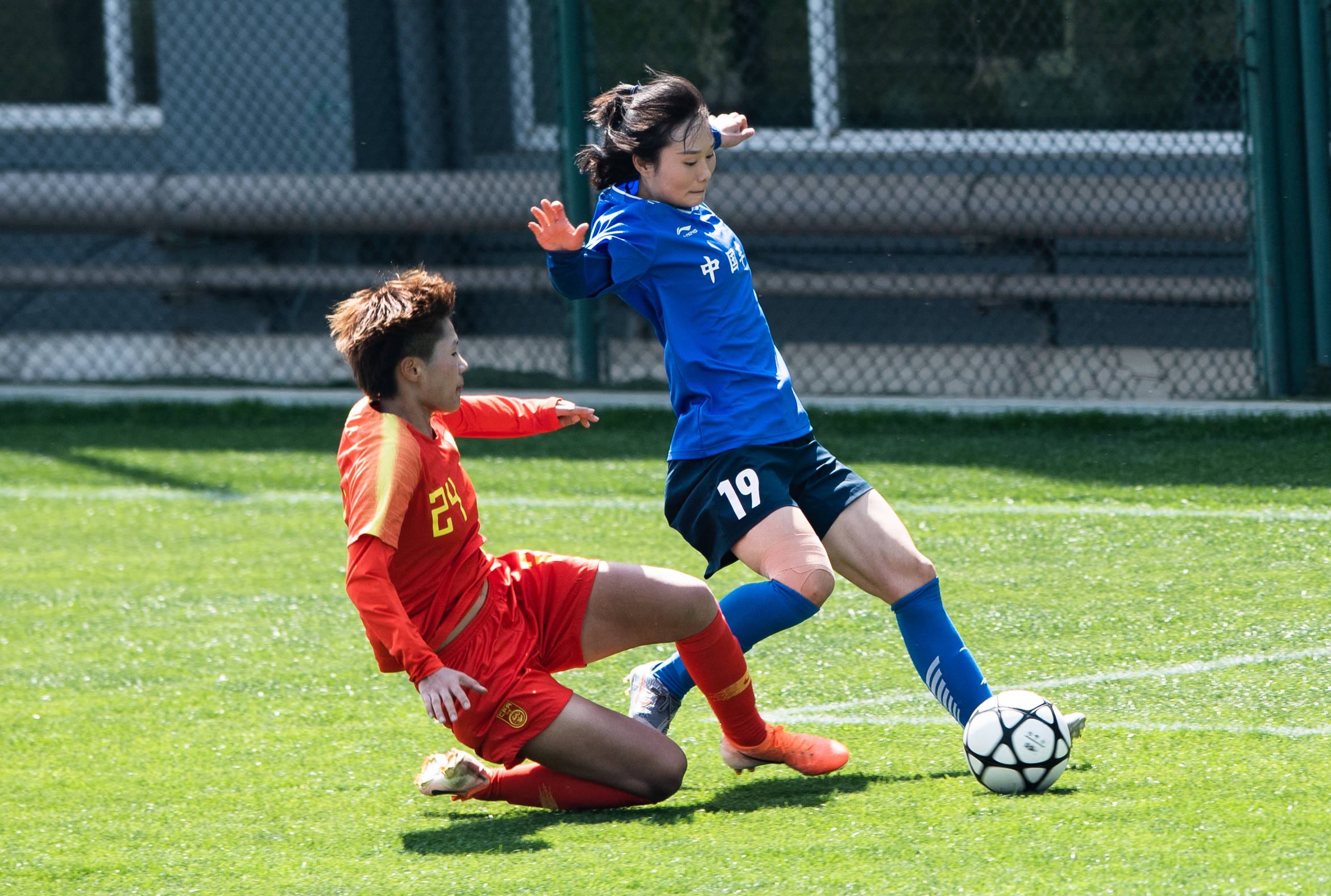 3月27日,武汉车谷江大队球员肖静方(右)与u20国家女足队球员周心雨在