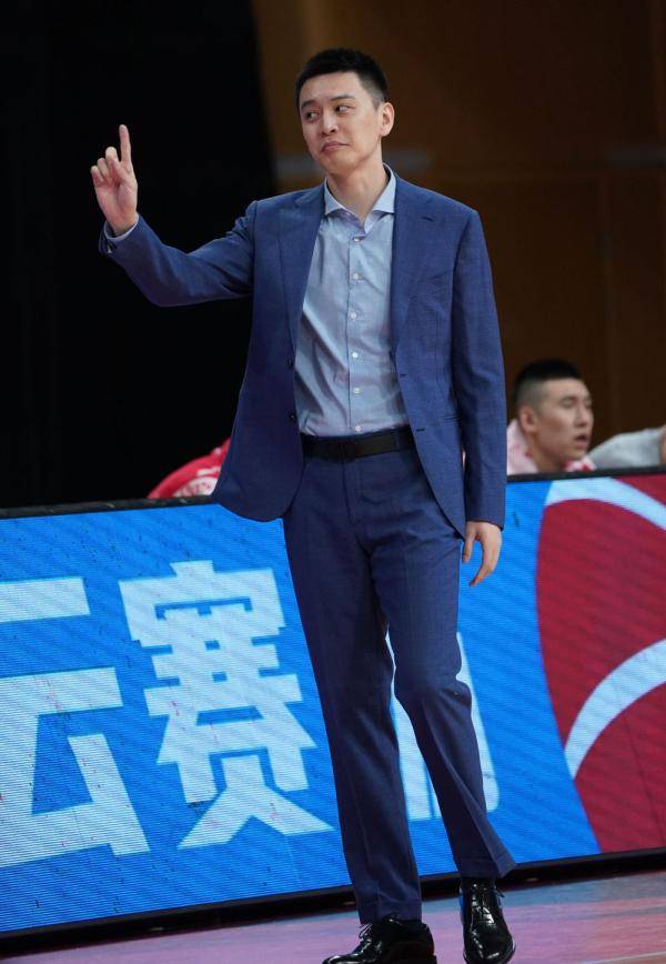 辽宁本钢队主教练杨鸣在比赛中质疑裁判判罚.