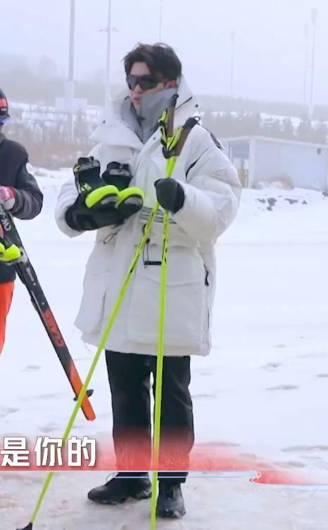 蔡徐坤《冬梦之约》播出 200斤猪咪在雪地里一秒变身憨憨小企鹅