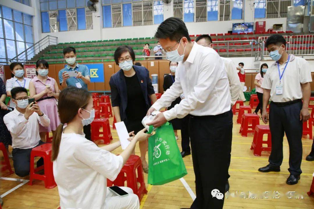 让接种群众吃下定心丸区长王勇督导伦教街道新冠疫苗大型临时接种点