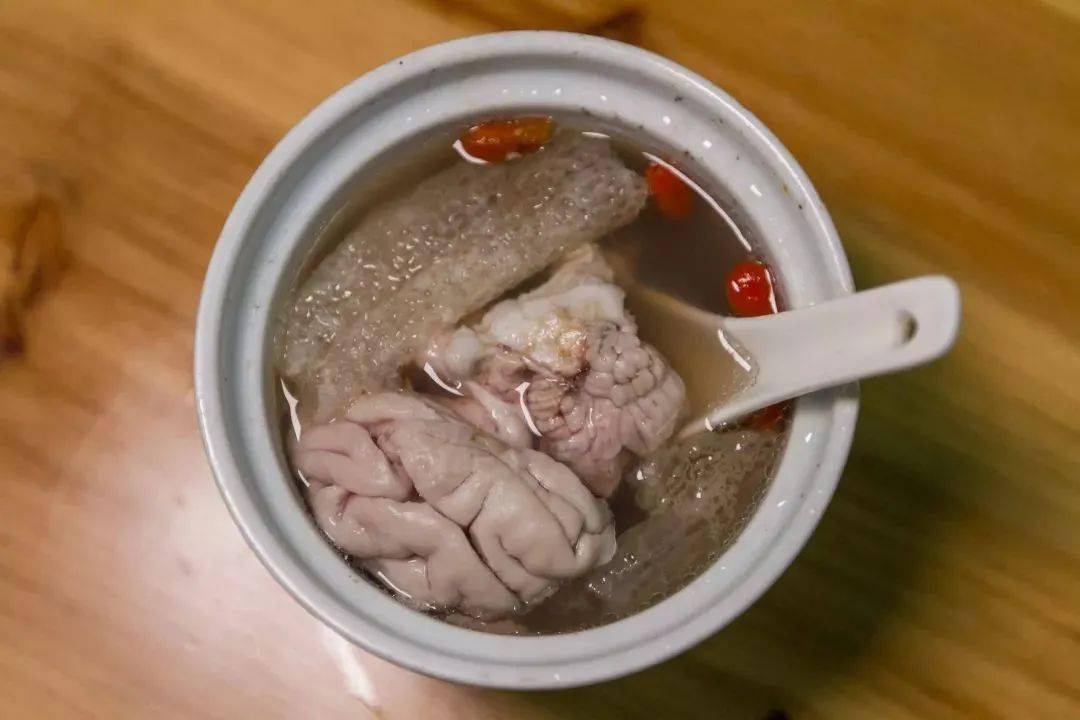 处理得当的 猪脑很干净,没有腥味,嫩的像豆腐,竹荪绵软吃起来有点脆.